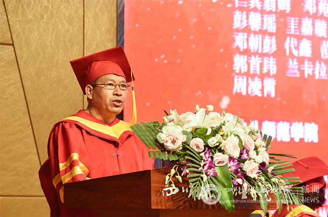 青春向党·奋斗强国·励志荣校 --我校隆重举行2021届毕业生毕业典礼(图3)