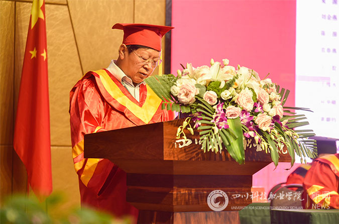 青春向党·奋斗强国·励志荣校 --我校隆重举行2021届毕业生毕业典礼(图6)