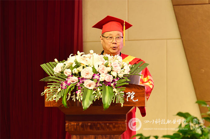 青春向党·奋斗强国·励志荣校 --我校隆重举行2021届毕业生毕业典礼(图5)