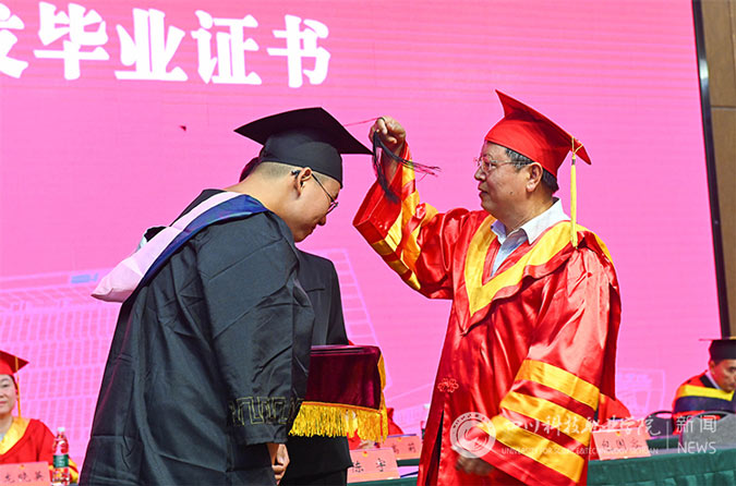 青春向党·奋斗强国·励志荣校 --我校隆重举行2021届毕业生毕业典礼(图7)