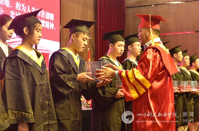 1-21092R14433427.jpg