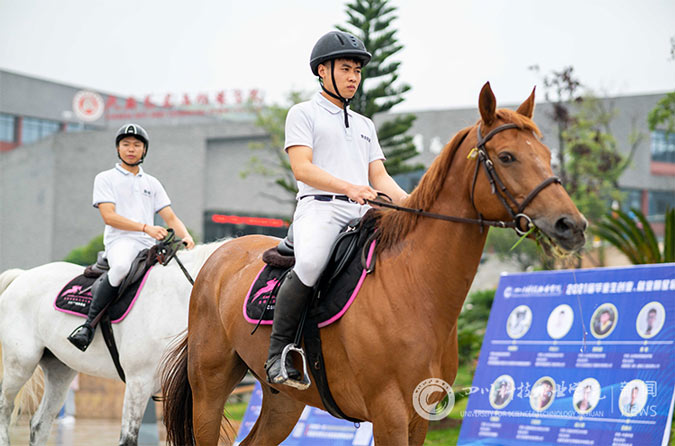 青春向党·奋斗强国·励志荣校 --我校隆重举行2021届毕业生毕业典礼(图15)