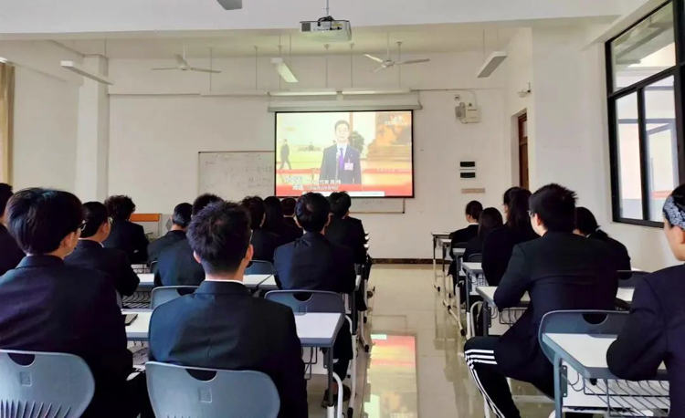 隆重！热烈！振奋！川科师生第一时间收看收听党的二十大开幕盛况(图11)
