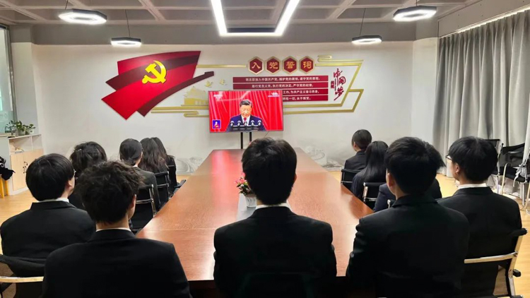 隆重！热烈！振奋！川科师生第一时间收看收听党的二十大开幕盛况(图8)