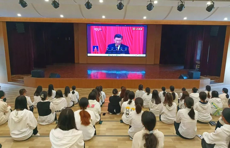 隆重！热烈！振奋！川科师生第一时间收看收听党的二十大开幕盛况(图7)