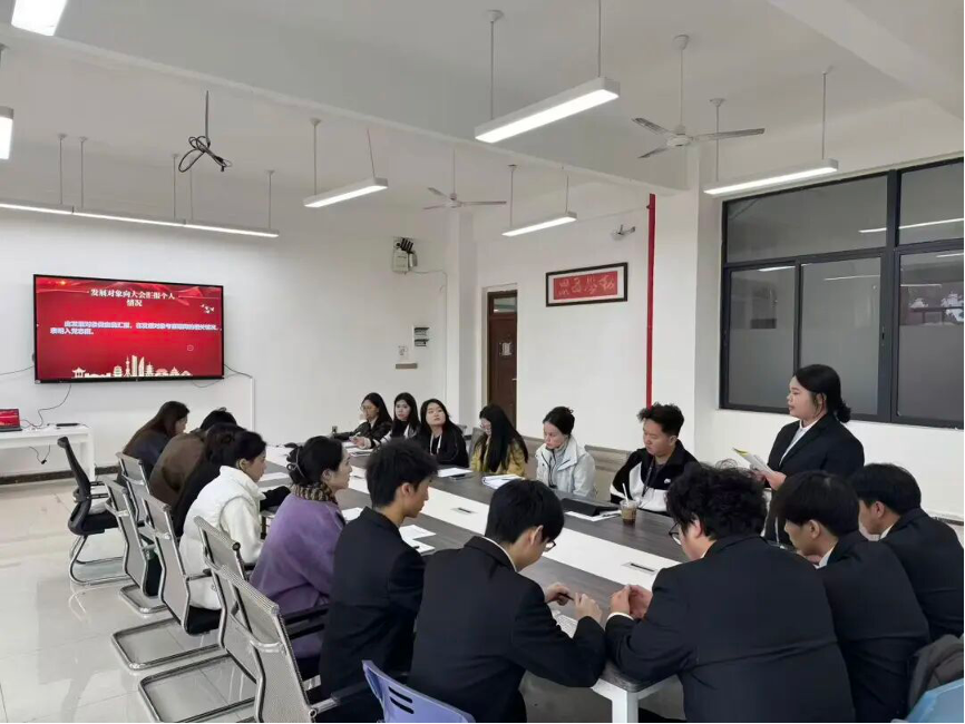 信息与通信学院学生党支部第三季度预备党员大会圆满召开(图3) 1-2511101516041I.png