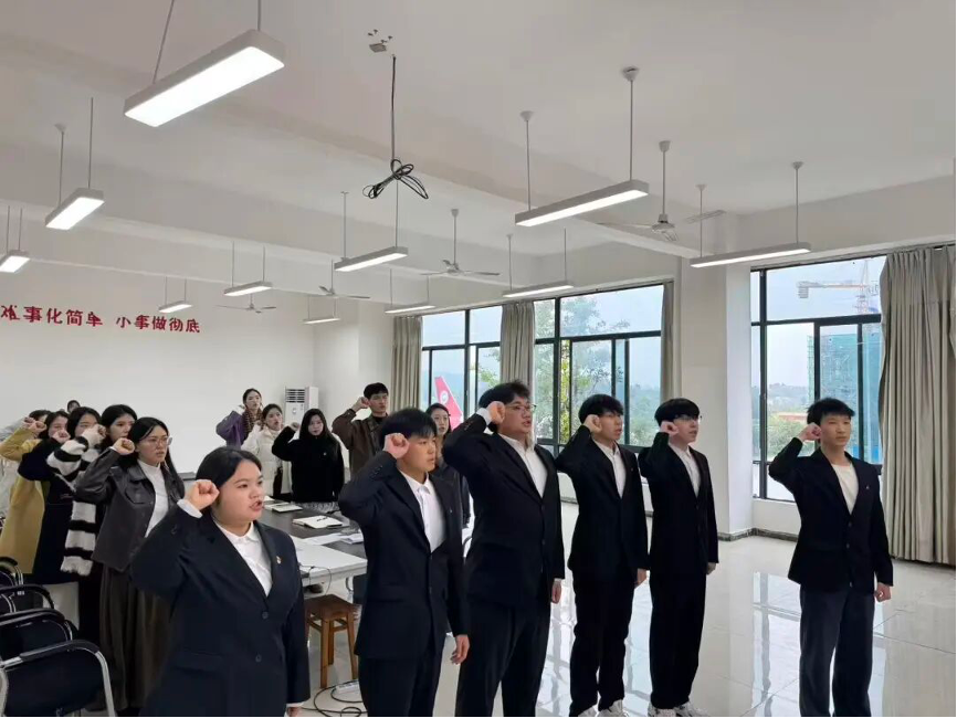 信息与通信学院学生党支部第三季度预备党员大会圆满召开(图4) 1-251110151630B9.png